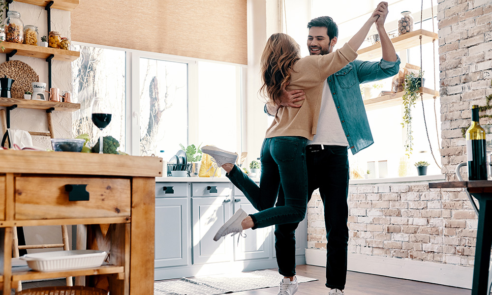 Casal dançando na cozinha