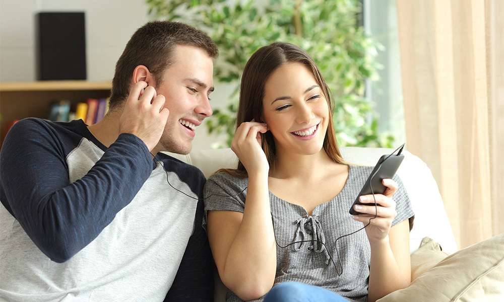 Casal ouvindo música