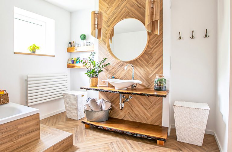 5 ideias para reformar o banheiro da sua casa sem precisar quebrar os azulejos e revestimentos