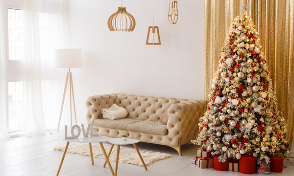 Sala de estar de natal branca e dourada com árvore de natal e